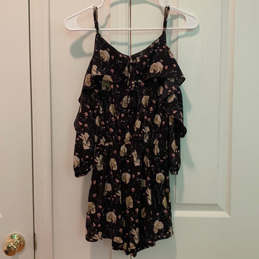 Miami black floral shorts romper Francesca’s Size XS NWT